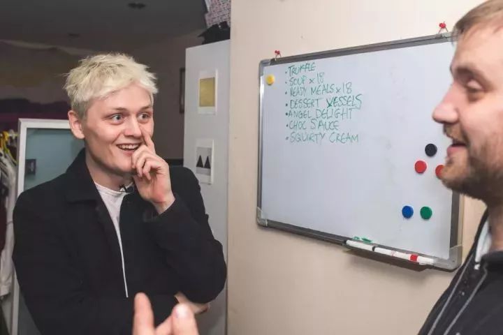 把自家破后院谎称为高级餐厅,7个月做到伦敦餐厅NO.1