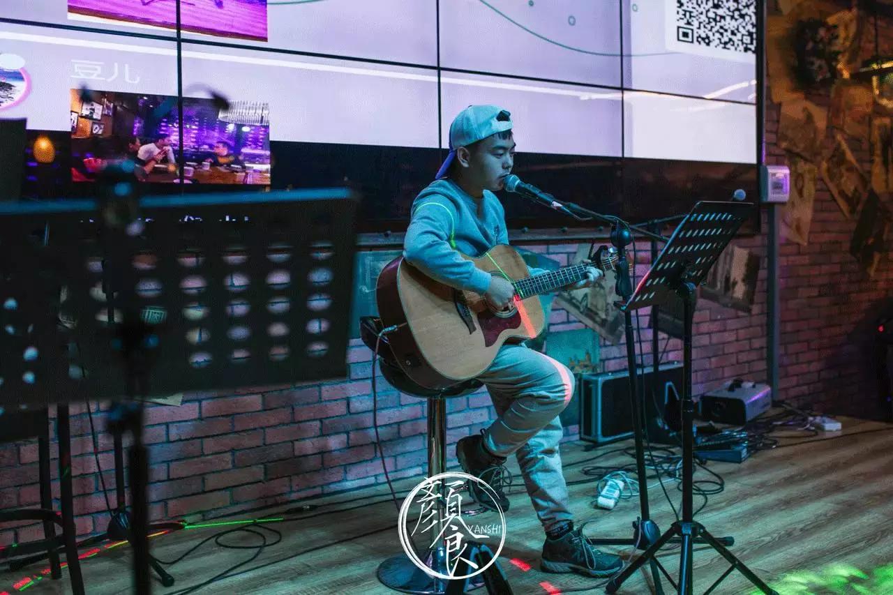 钓者崇尚自然，醉心音乐，寄情山海之间也