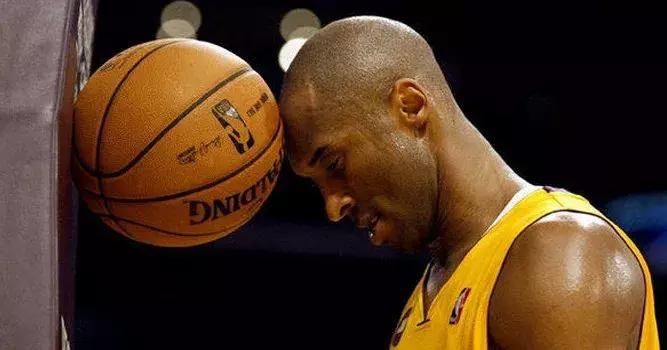 要不是球衣挂太高科比拿不到，勇士根本不会赢！