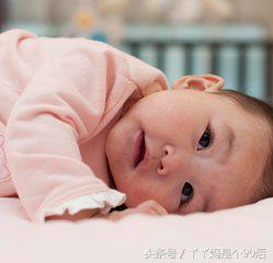 宝宝老歪头是想翻身吗,宝宝老歪头睡一边怎么办