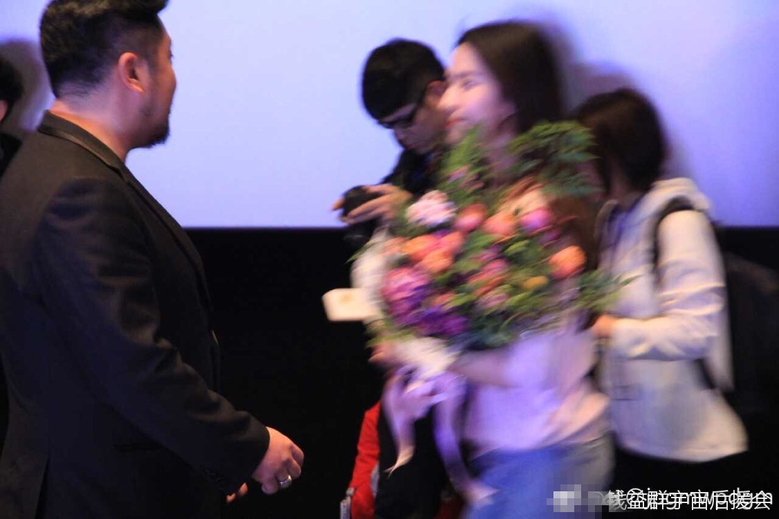 刘亦菲不慎甩出戒指,刘亦菲丢戒指