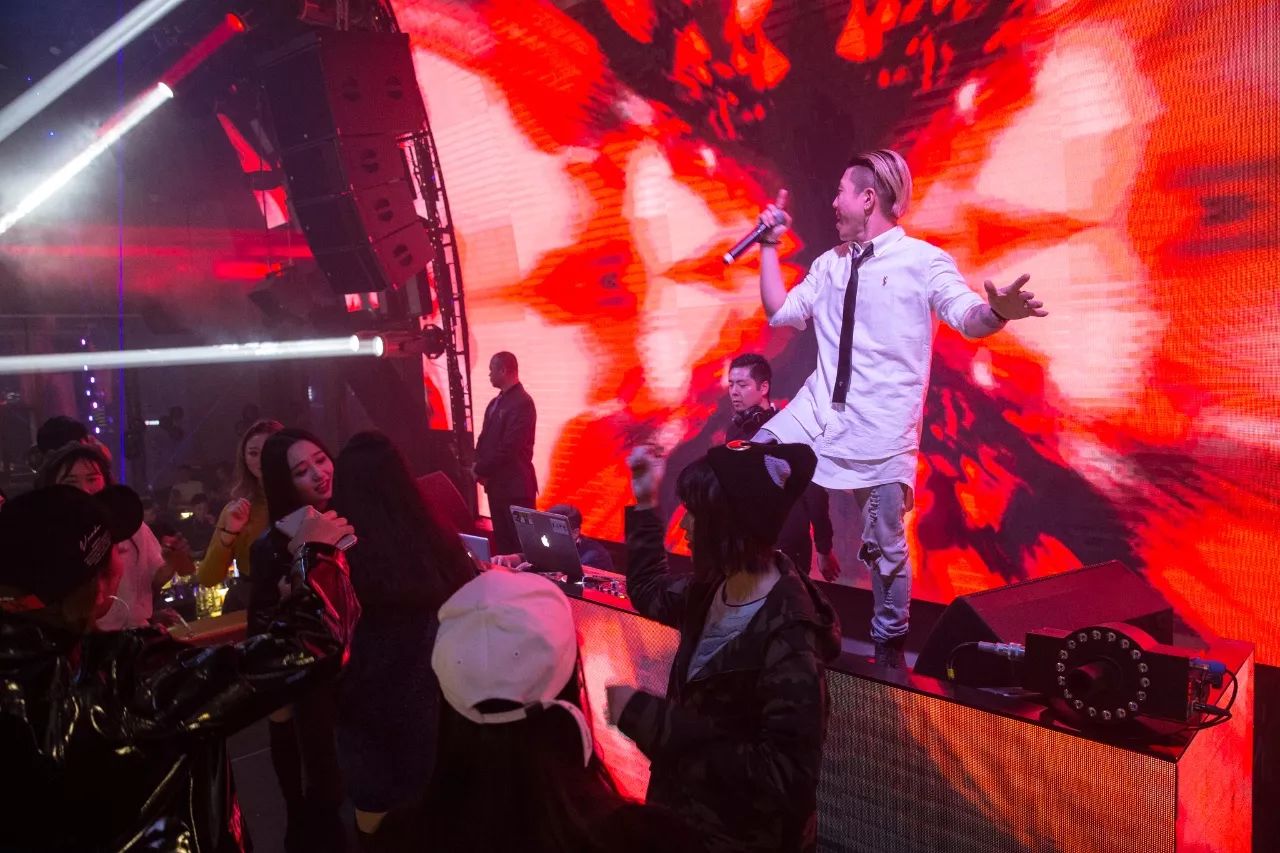 成都最高的酒吧,佳酿、美女、电音、轰趴,这个圣诞在这都能找到