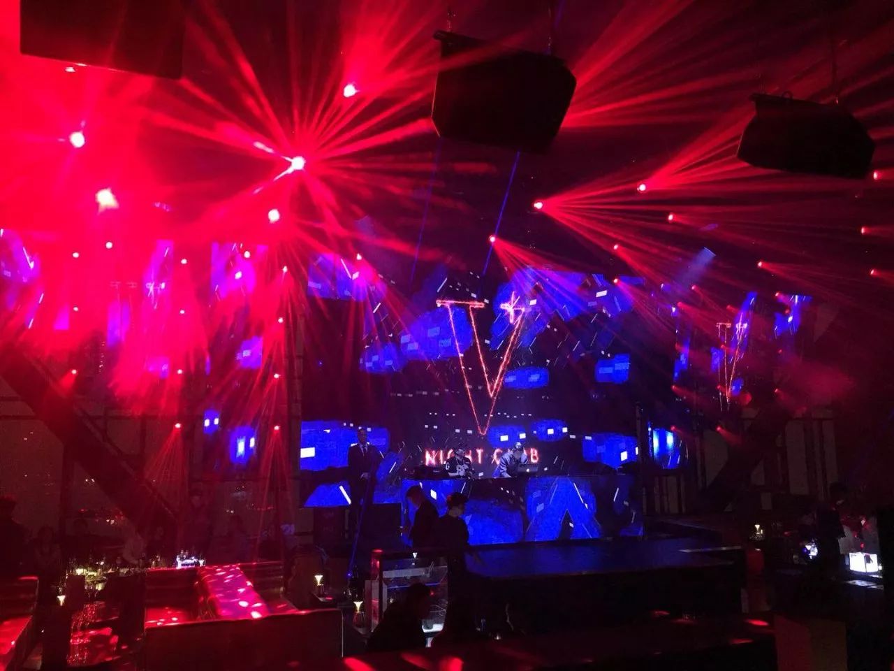 成都最高的酒吧,佳酿、美女、电音、轰趴,这个圣诞在这都能找到