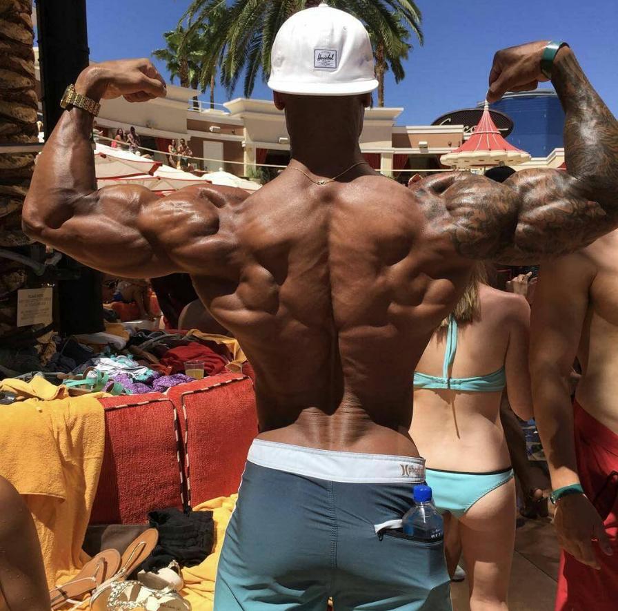 4个能让背部变宽的训练动作,背部如何发力练背肌无器材