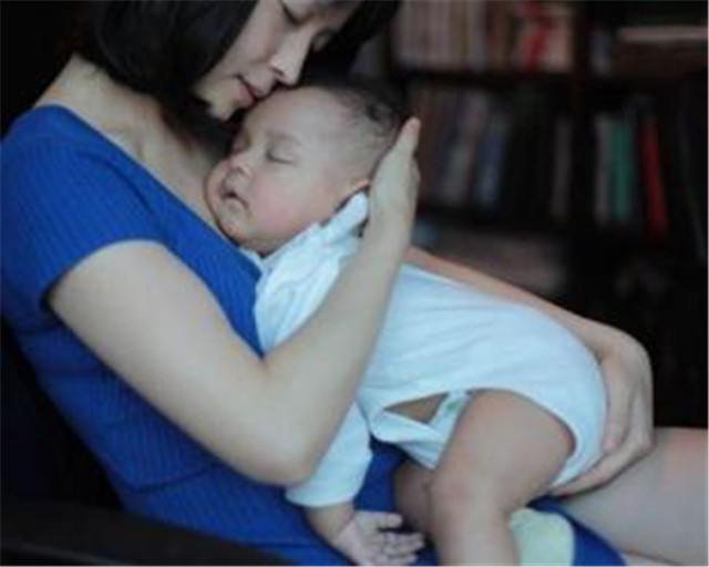 有个“恋奶狂”宝宝，妈妈体验如何？这些妈妈的回答太暖心了！