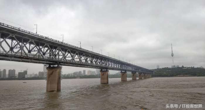 国产全面屏性价比太高,国际大厂又奔溃,HTCU11再度清仓甩卖