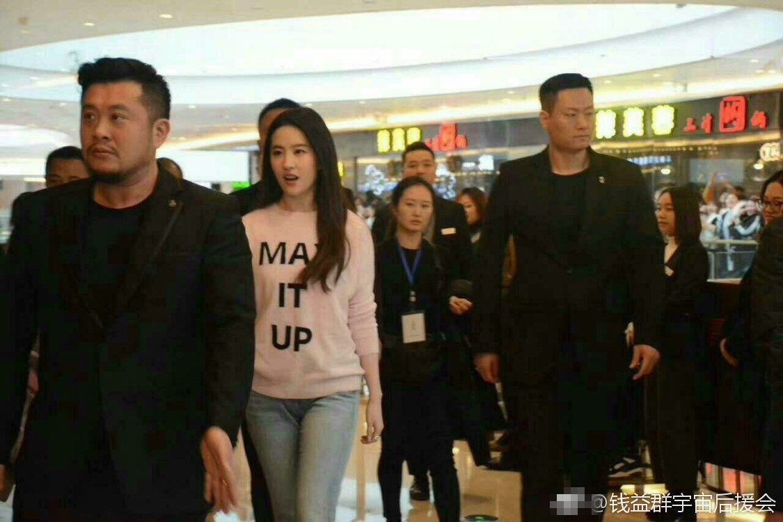 刘亦菲不慎甩出戒指,刘亦菲丢戒指