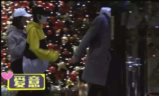 唐艺昕张若昀同穿同款外套,张若昀唐艺昕穿白色衣服