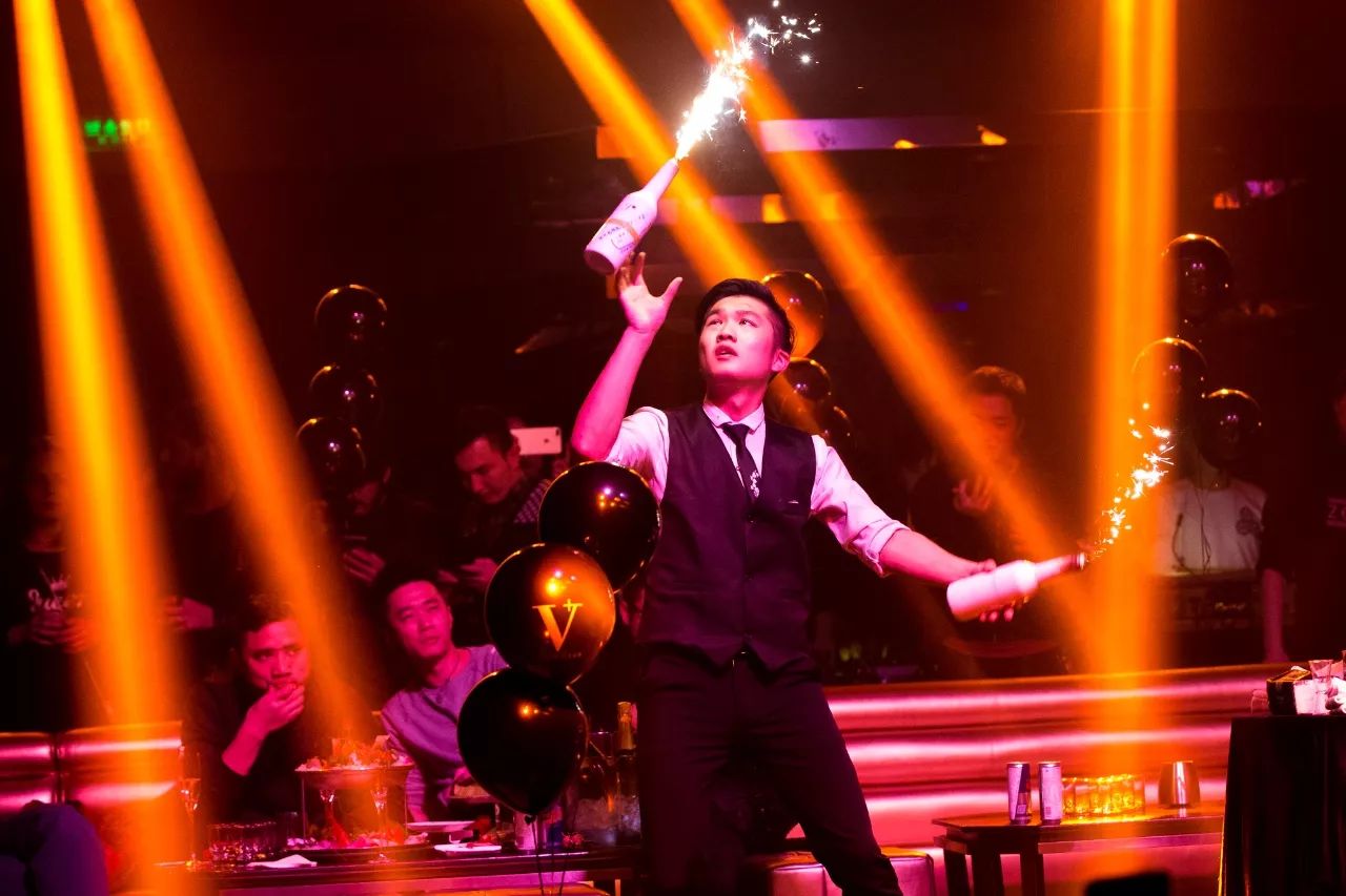 成都最高的酒吧,佳酿、美女、电音、轰趴,这个圣诞在这都能找到