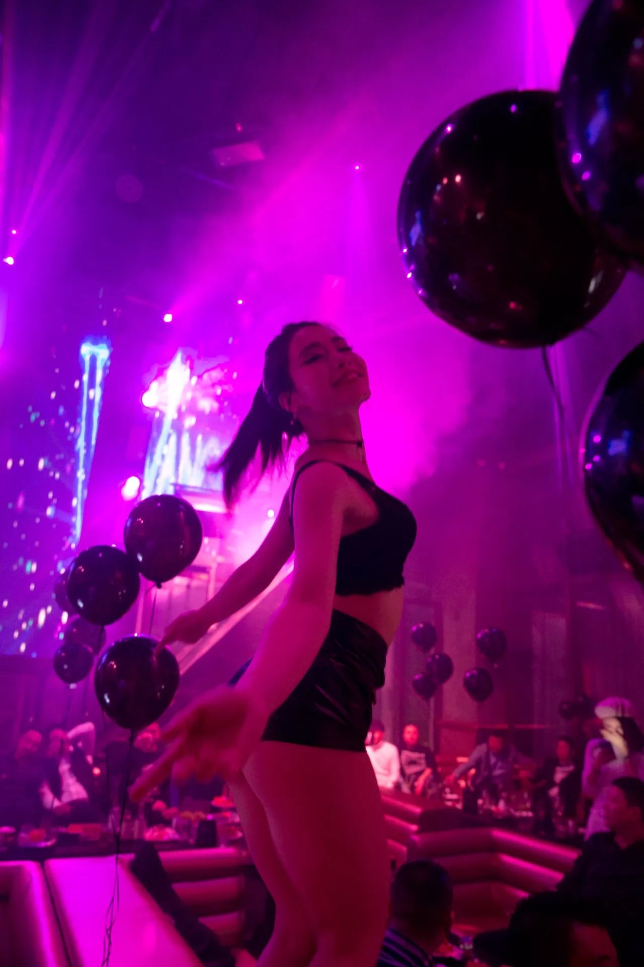 成都最高的酒吧,佳酿、美女、电音、轰趴,这个圣诞在这都能找到