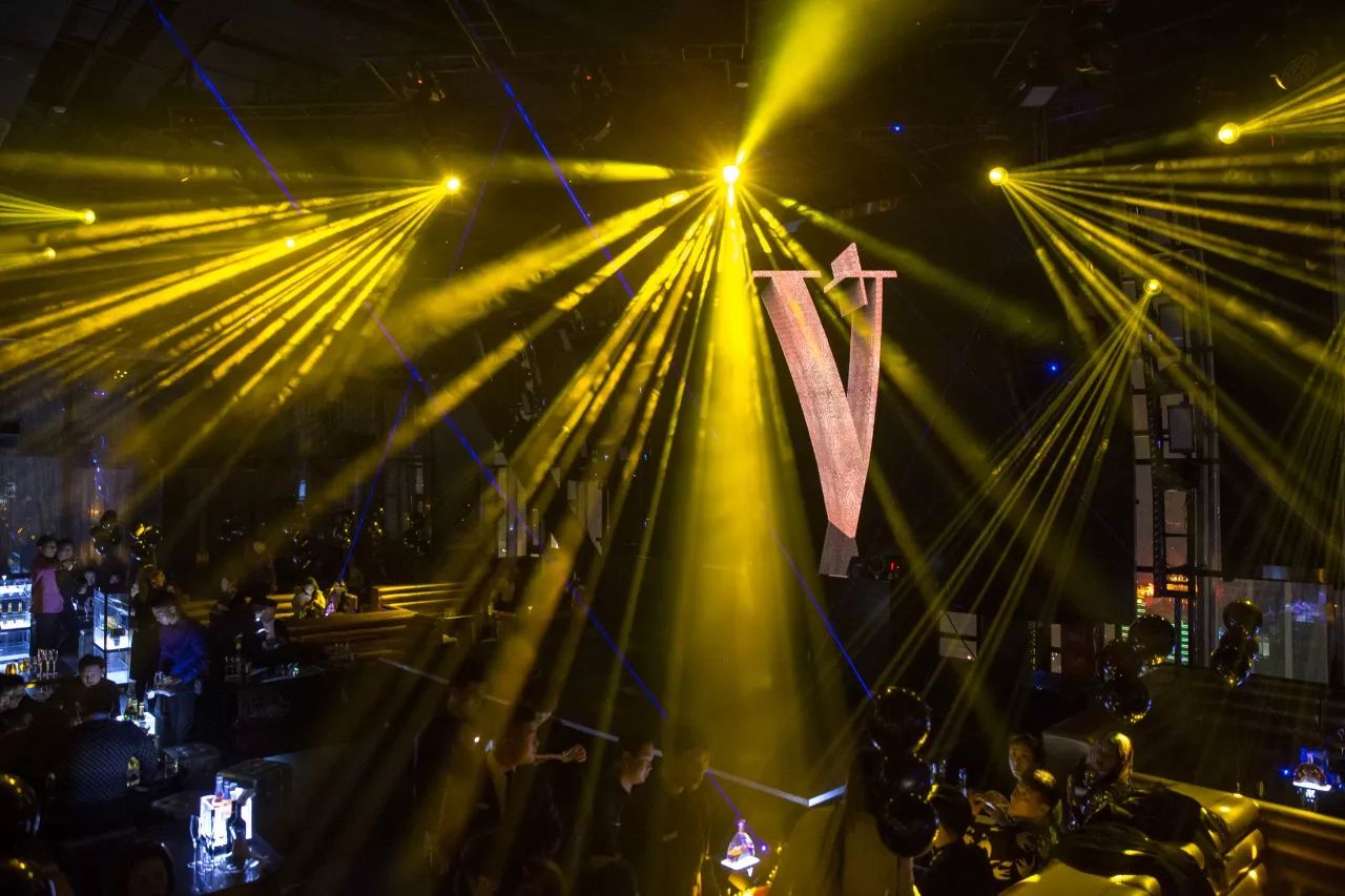 成都最高的酒吧,佳酿、美女、电音、轰趴,这个圣诞在这都能找到