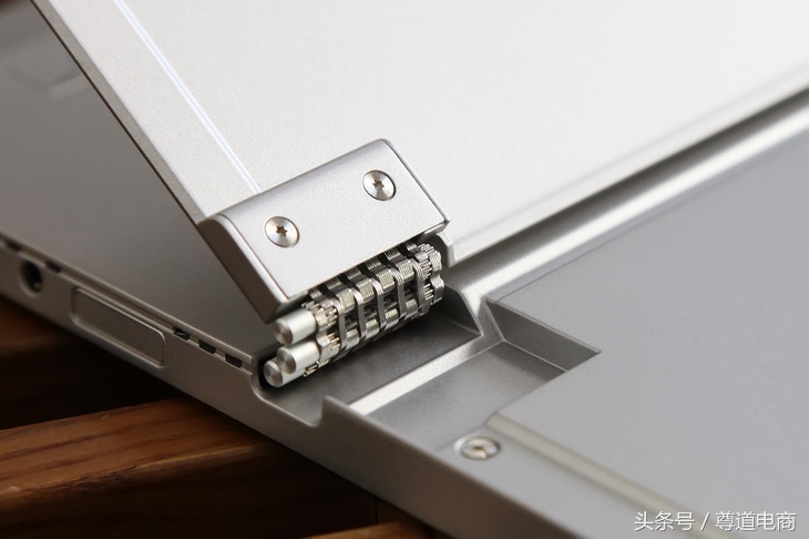 联想miix520-12,联想二合一miix520背面卡槽