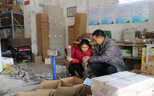 洪湖80后夫妻网络直播挖藕,“青泥巴”里一年淘金600万