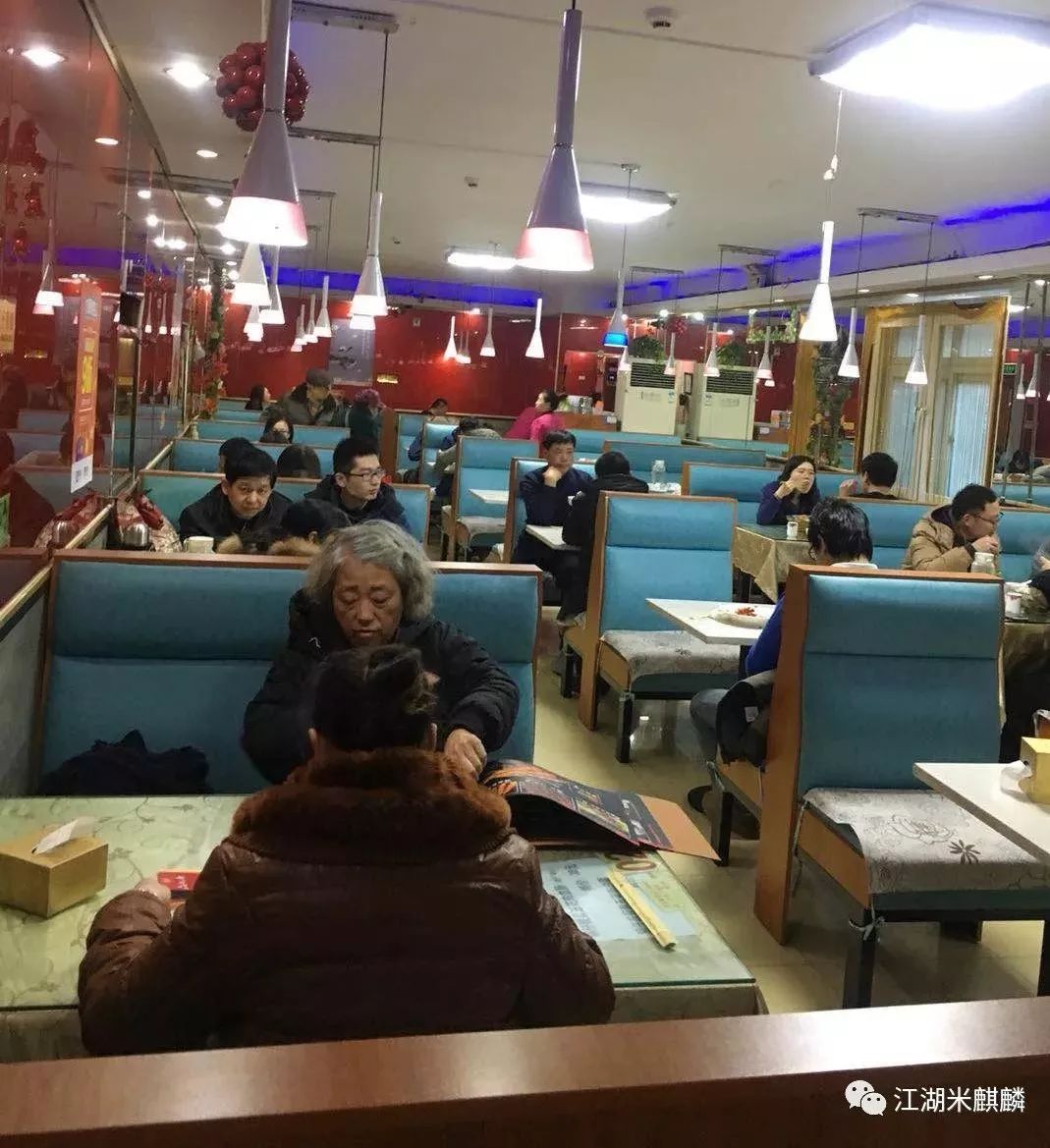 这家十年老店店面并不起眼,火爆的烤串店