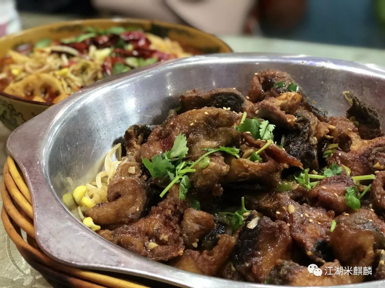 这家十年老店店面并不起眼,火爆的烤串店