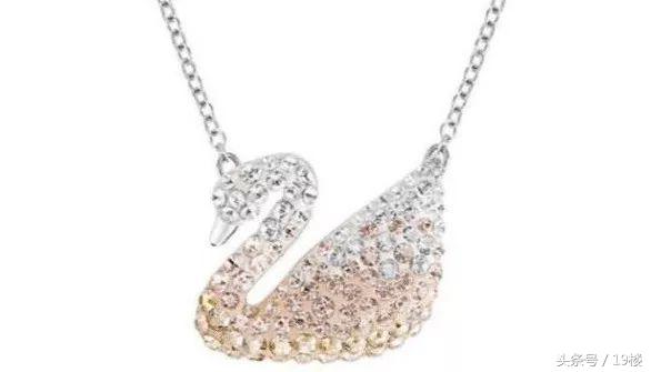 交往一个月了女友要礼物,相处一个月女生暗示我给她买东西