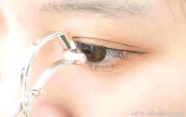 夹睫毛正确方式,睫毛夹的正确方法