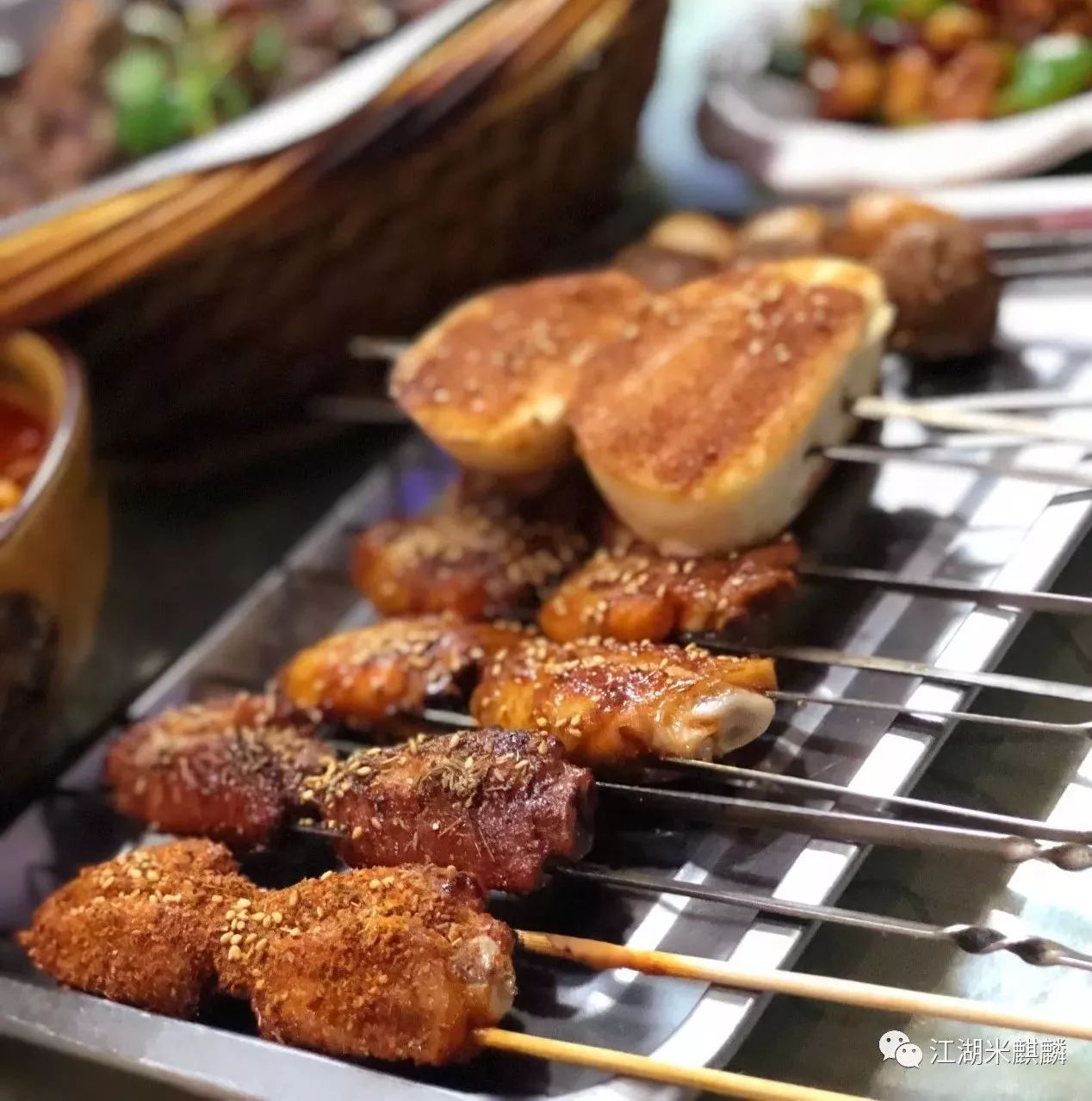 这家十年老店店面并不起眼,火爆的烤串店