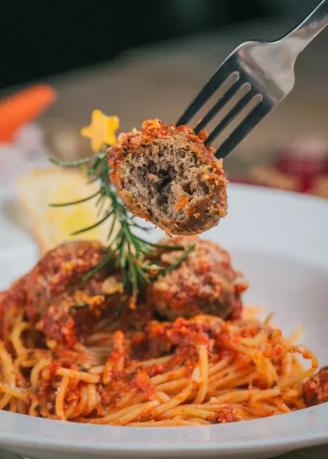 意面上种圣诞树，棉花糖变麋鹿，还有什么是这家餐厅做不到的！