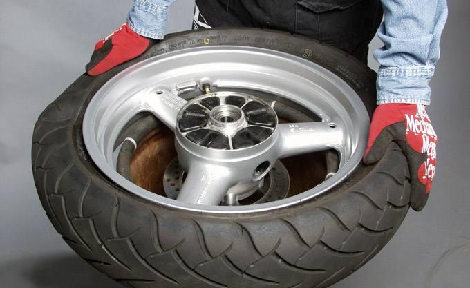 自己换摩托车轮胎的正确方法,如何自己手动更换摩托车轮胎