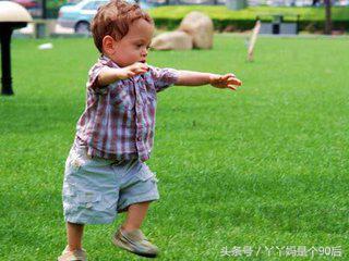 牵着宝宝学走路的后果很严重!我们都做错了!