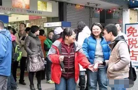 中国游客在日本疯狂购物,中国游客在日本狂消费