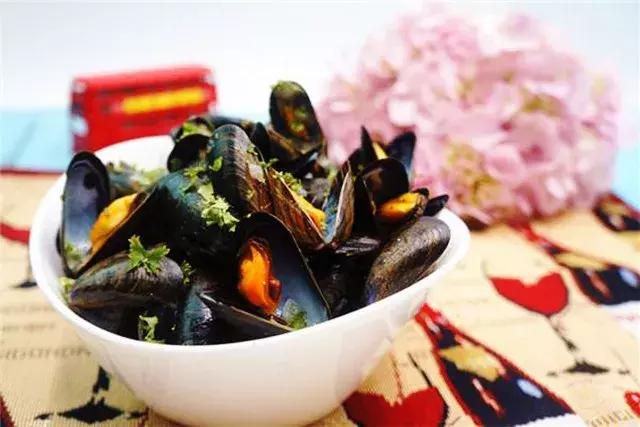 冬季红酒可做哪些滋补菜品,冬日里的果味红酒暖心又暖胃