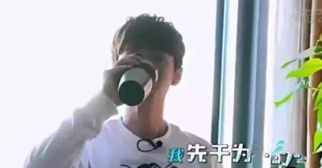 林更新鹿晗红色外套,鹿晗为什么出门水杯不离手