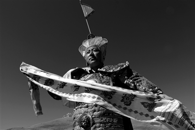 在神山下听王的唱咏