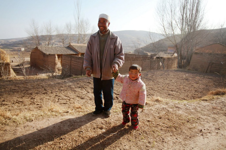 这个村庄吃水就这一口小泉眼，每天靠毛驴驮水使用