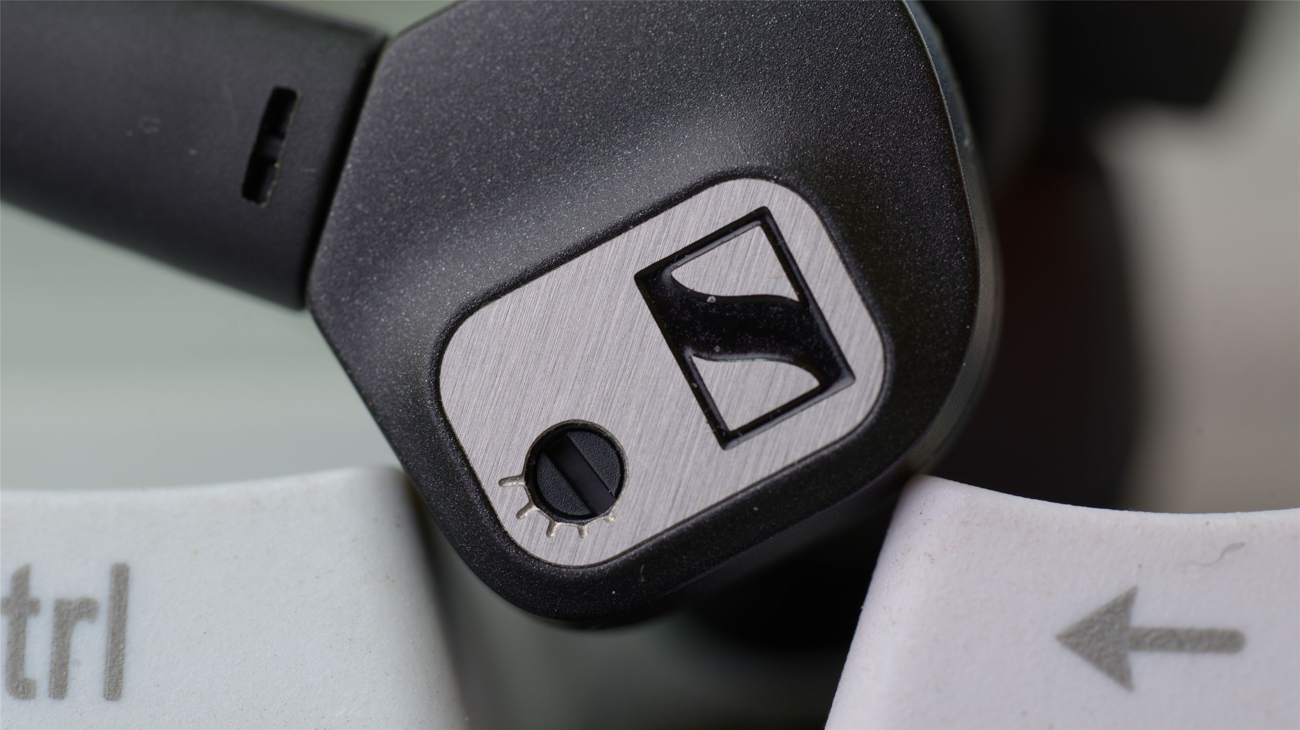 森海塞尔IE80S使用感受，对比拜亚动力谢兰图和hifimanre800