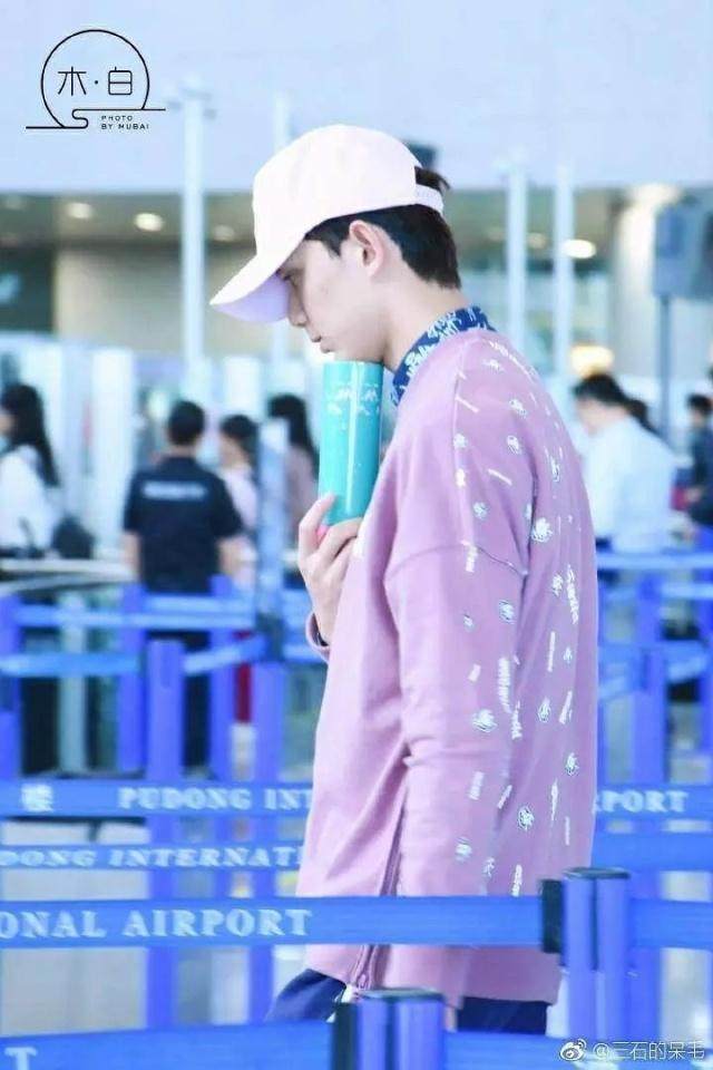 林更新鹿晗红色外套,鹿晗为什么出门水杯不离手