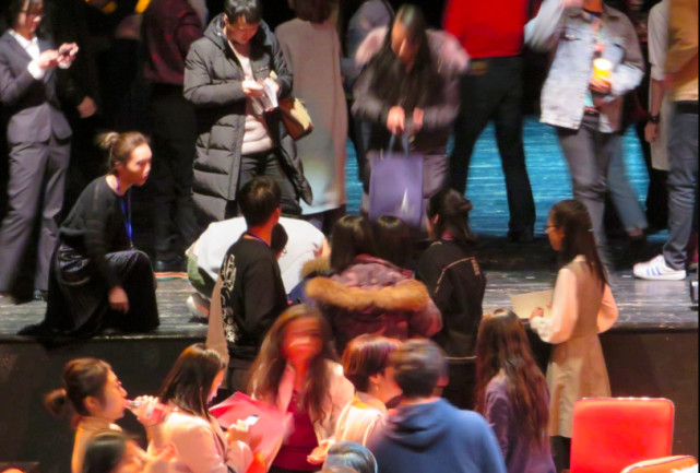 胡歌跪地签名暖心,胡歌的正能量签名