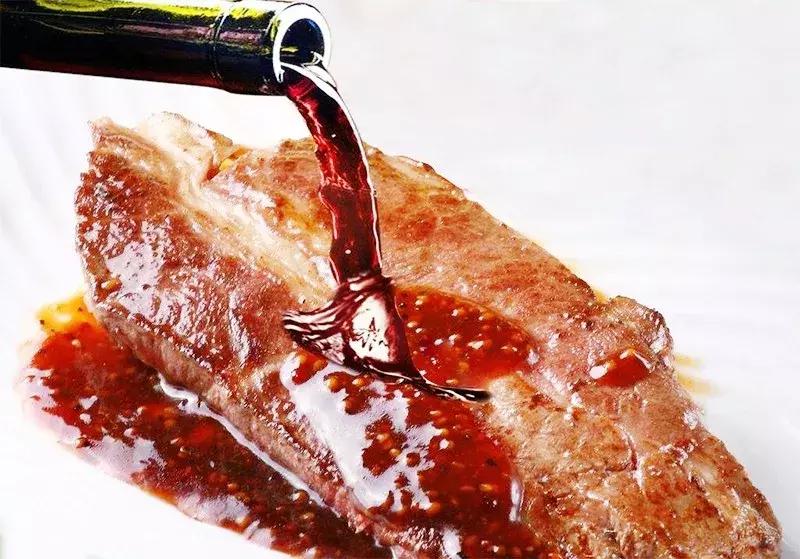 冬季红酒可做哪些滋补菜品,冬日里的果味红酒暖心又暖胃