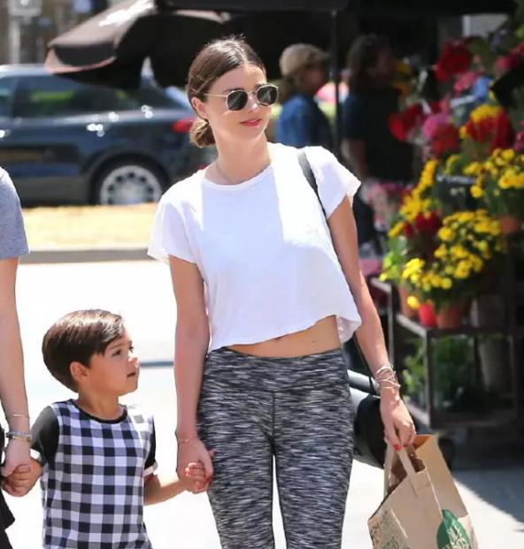 米兰达可儿短发发型怎么卷的,米兰减龄发型