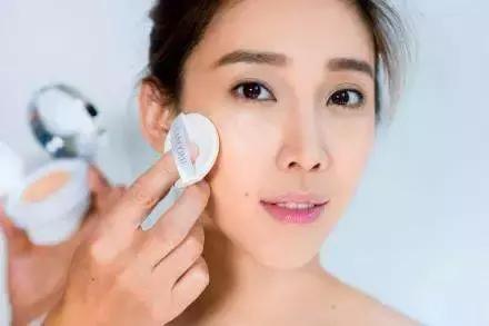 脸上不上妆浮粉什么原因,化妆脸上起皮浮粉卡粉怎么办