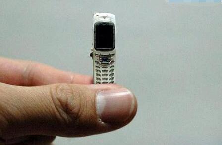 世界上最小的手机大拇指怎么按都容易误操作