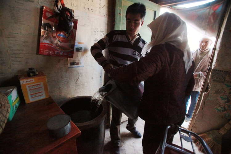 这个村庄吃水就这一口小泉眼，每天靠毛驴驮水使用