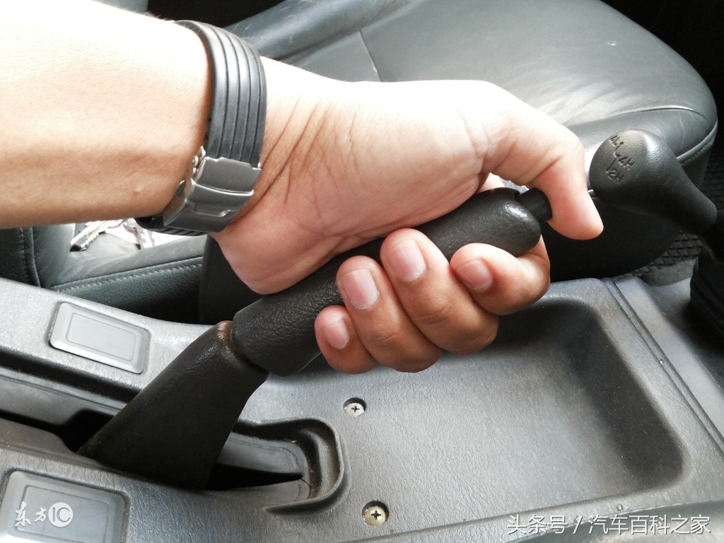 冬天手刹冻住不回位怎么办,冬天手刹每天都冻住怎么回事