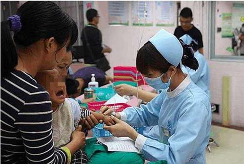 2岁孩子竟尿血，虽虚惊一场，但奶奶后悔好心办坏事，教训要吸取