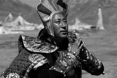 在神山下听王的唱咏