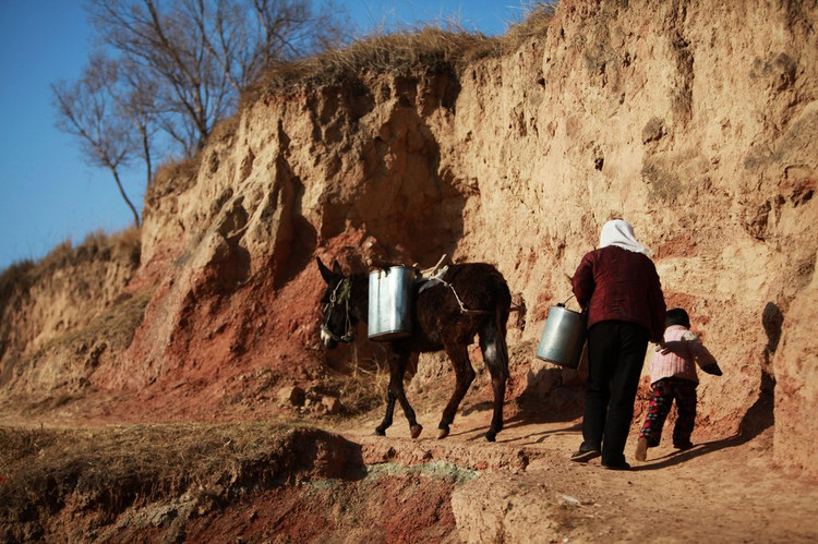 这个村庄吃水就这一口小泉眼，每天靠毛驴驮水使用
