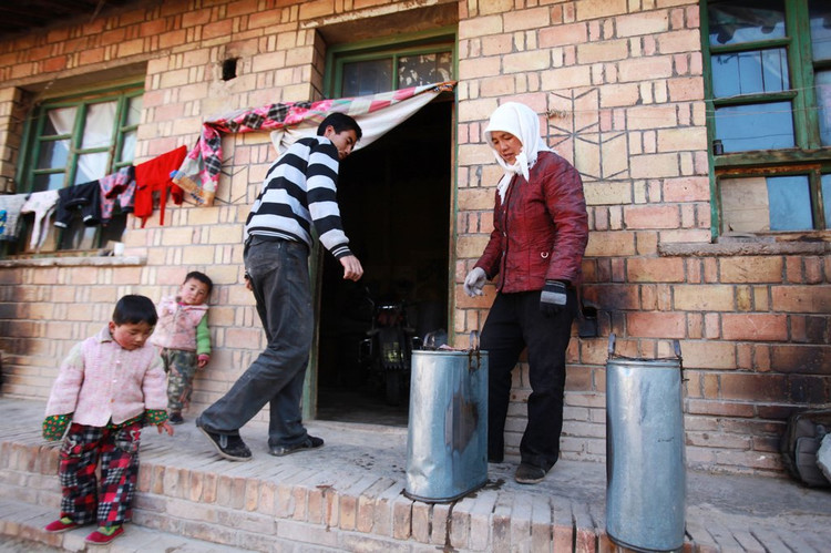 这个村庄吃水就这一口小泉眼，每天靠毛驴驮水使用