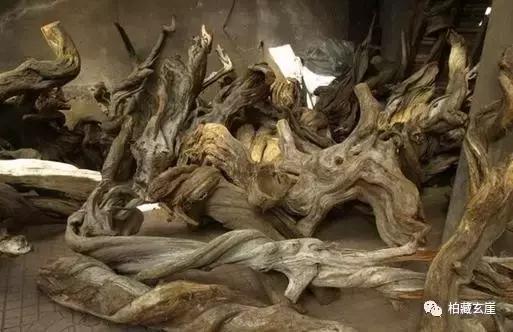 奇形怪状树头根雕摆件雕刻视频,树根变艺术品