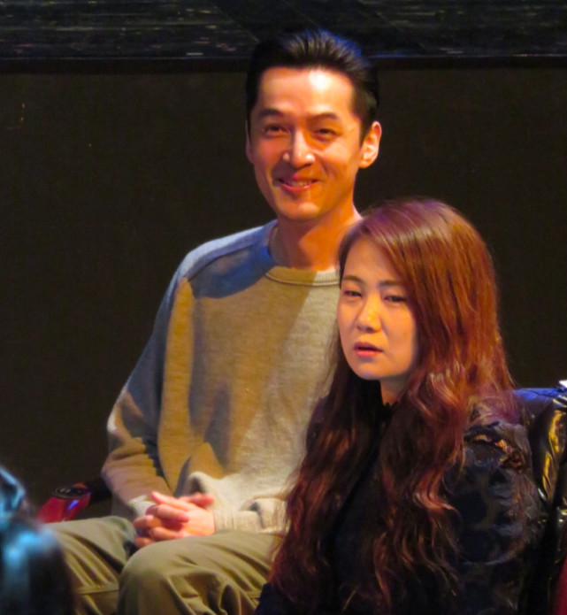 胡歌跪地签名暖心,胡歌的正能量签名