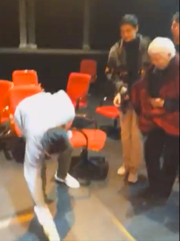 胡歌跪地签名暖心,胡歌的正能量签名