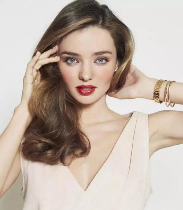 米兰达可儿短发发型怎么卷的,米兰减龄发型