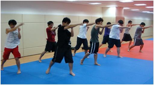 散打的实战姿势和步法,散打格斗式练习法基础训练方案