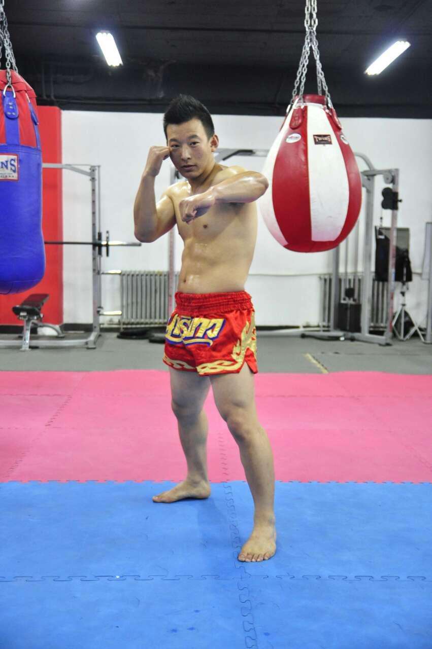 散打的实战姿势和步法,散打格斗式练习法基础训练方案