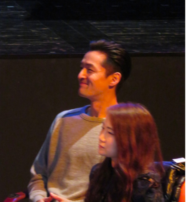 胡歌跪地签名暖心,胡歌的正能量签名